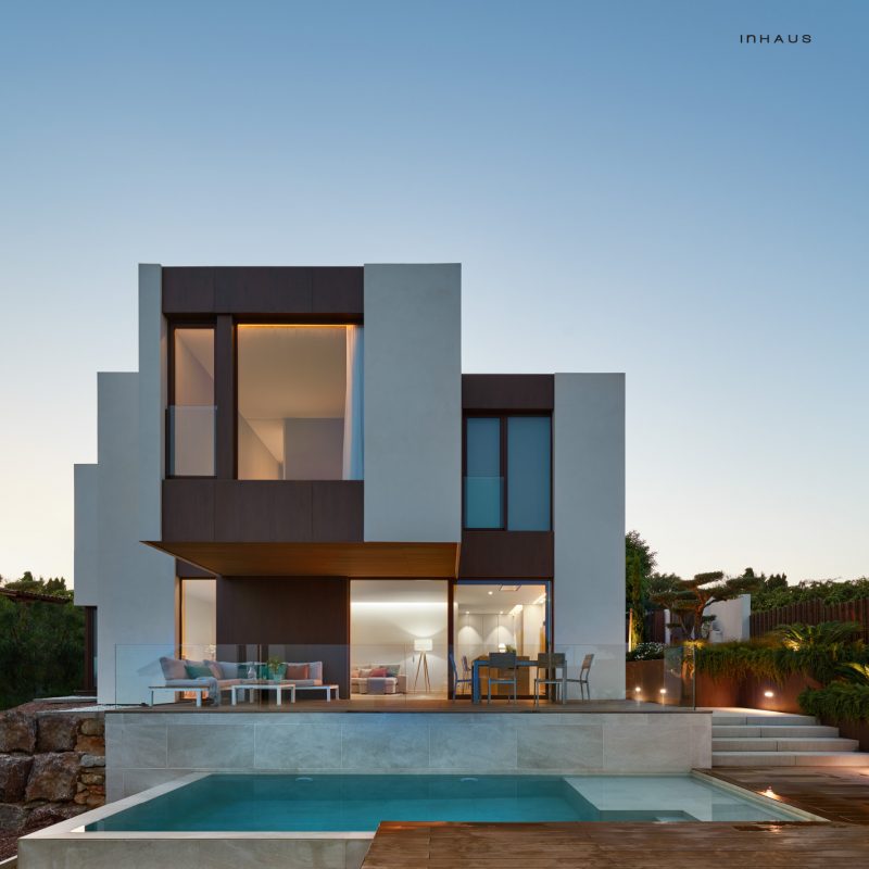 fachada-iluminacion-casa-modular-terraza-piscina-jardin.jpg